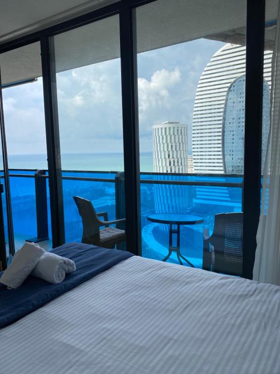 巴统Orbi Panorama Sea ​​view的一间卧室配有一张床,享有建筑的景色