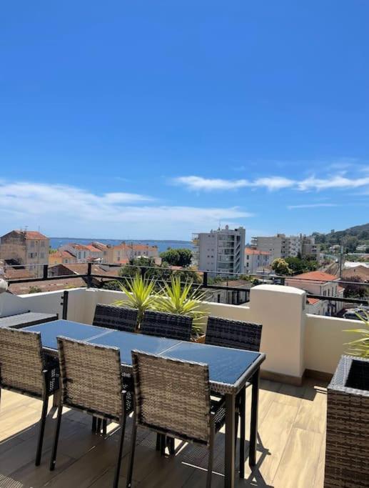 un patio avec une table et des chaises sur un balcon dans l'établissement ROOFTOP vue mer, à Vallauris