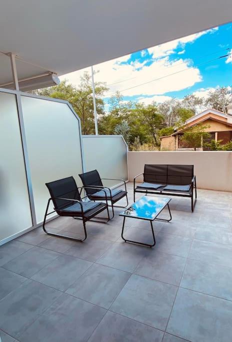 3 chaises et une table sur un balcon dans l'établissement Apt climatise avec terrasse et stationnement 100 metres de la plage V0825, à Vias