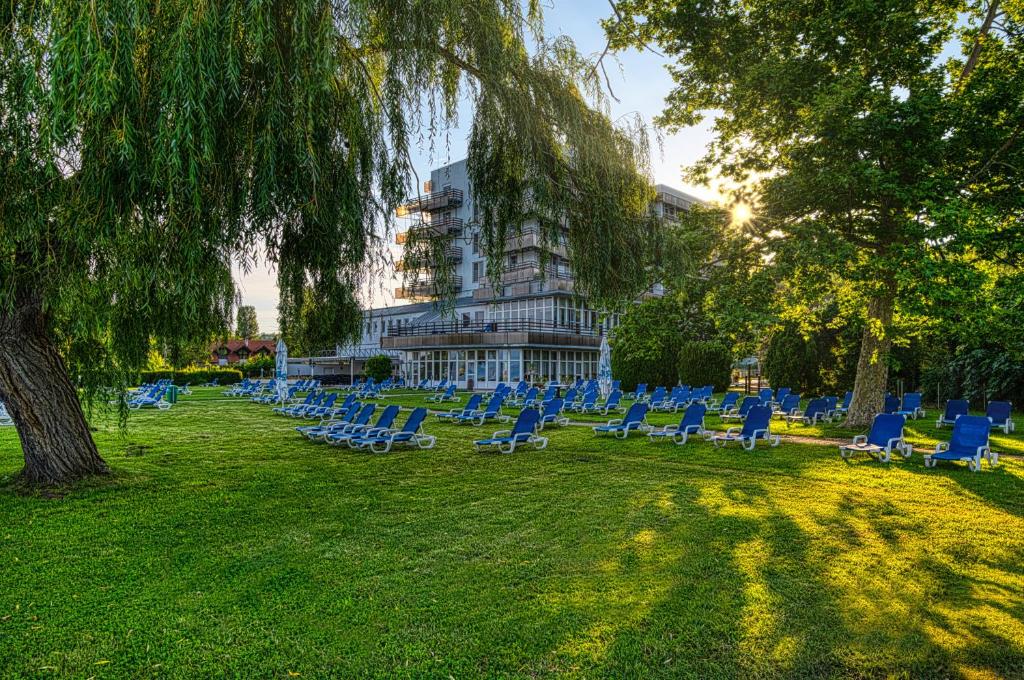 Vonkajšia záhrada v ubytovaní Világos Hotel Balatonvilágos
