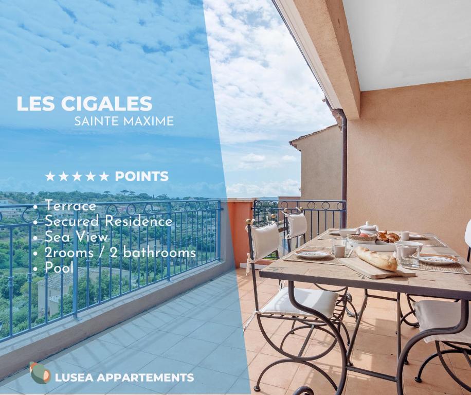 un balcon avec une table et des chaises et une vue dans l'établissement LES CIGALES, Superbe vue - Golfe de Sainte-Maxime, à Sainte-Maxime