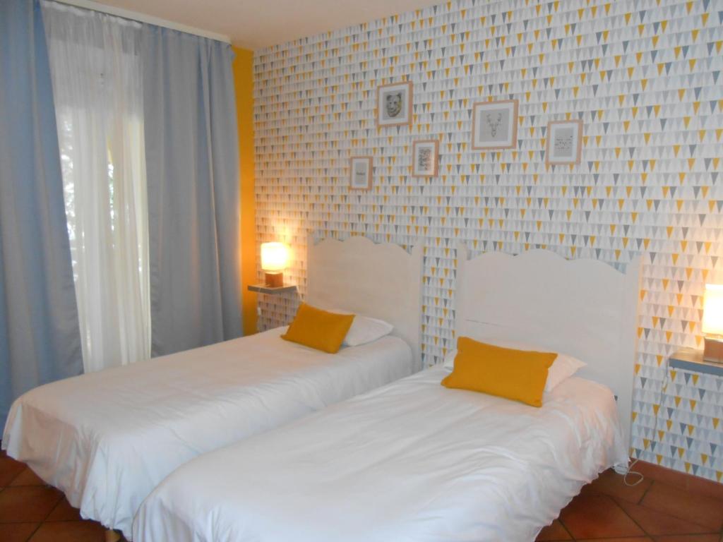 Postel nebo postele na pokoji v ubytování Hôtel Athéna