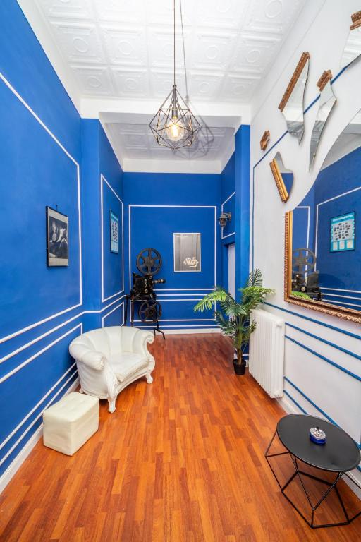 a living room with blue walls and a white couch at Opera Venice Apartment in Mestre