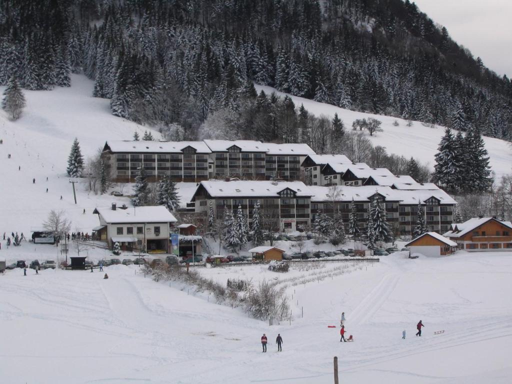 un chalet de ski dans la neige sur une piste de ski dans l'établissement Ferienwohnung Allgäu, à Missen-Wilhams