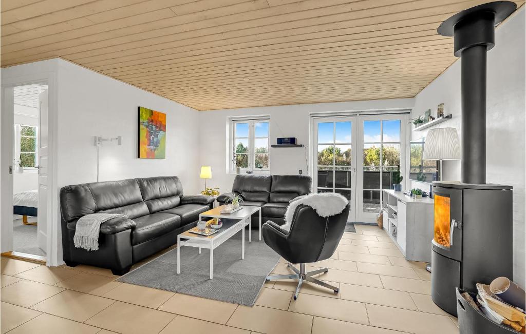 salon z kanapą i stołem w obiekcie Amazing Home In Ulfborg With Kitchen w mieście Øhuse