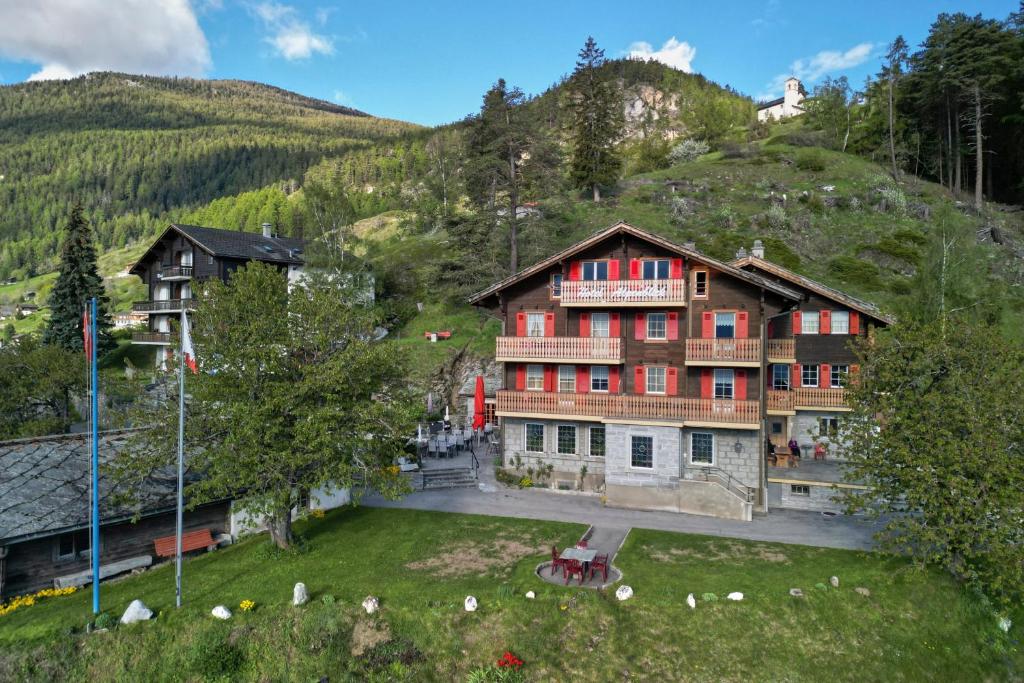 Nespecifikovaný výhled na hory nebo výhled na hory při pohledu z hotelu