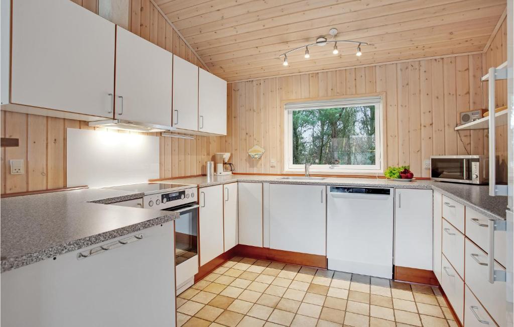 Kuchyň nebo kuchyňský kout v ubytování Stunning Home In Jerup With Kitchen