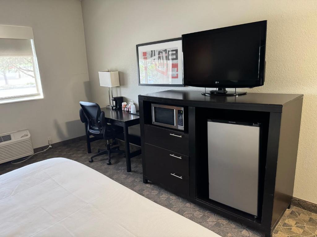 Comfort Inn Huntington near University area - King Room - Disability Access - Non-Smoking