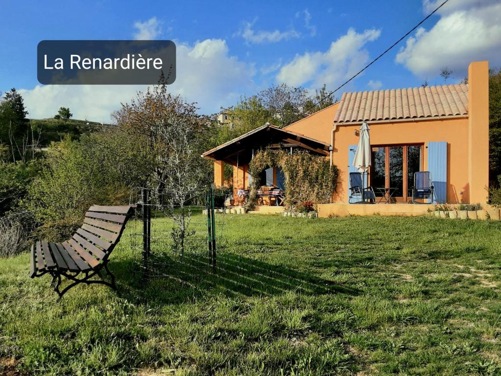 un banc dans une cour devant une maison dans l'établissement La Renardière, à Saint-Jurs