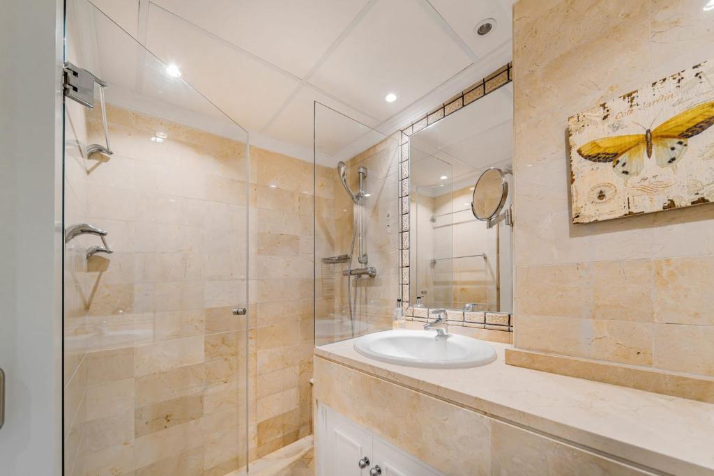 A bathroom at BEACHFRONT GOLDEN MILE PUENTO ROMANO SEA VIEW WIFI