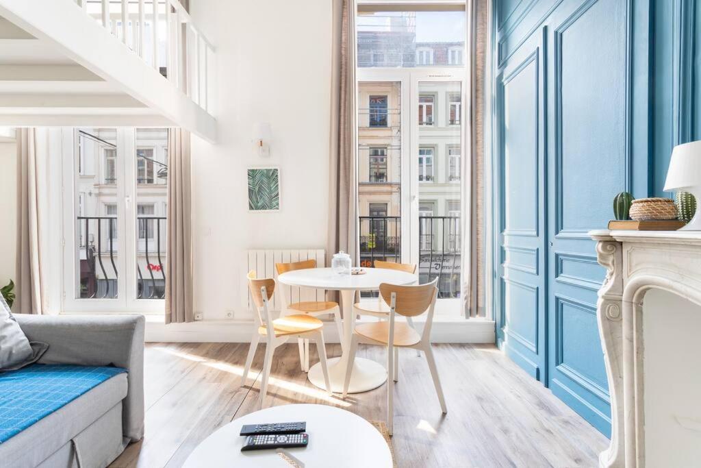 un salon avec une table et un canapé dans l'établissement Magnifique appartement - République Beaux-Arts, à Lille