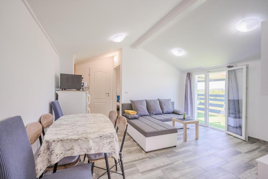 TV a/nebo společenská místnost v ubytování Marlera apartments with Sea View