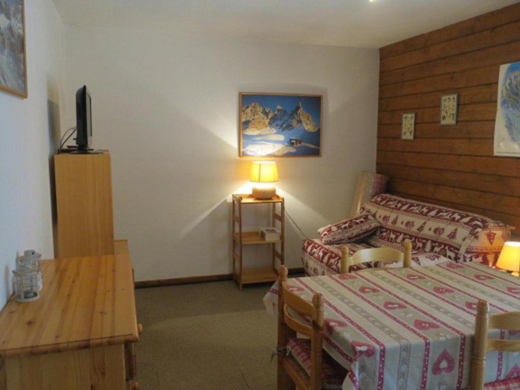 une chambre avec un lit et une table avec une télévision dans l'établissement Studio cosy pour 4 personnes avec balcon, à 300m du télésiège de Barbossine à Châtel - FR-1-198-146, à Châtel