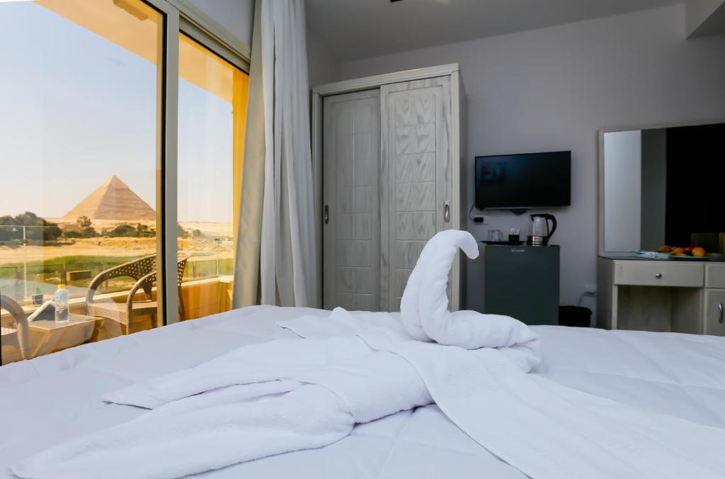 Postel nebo postele na pokoji v ubytování Pyramids Land Palace