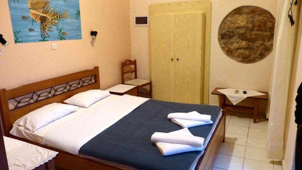 Postel nebo postele na pokoji v ubytování Akrotainaritis Rooms