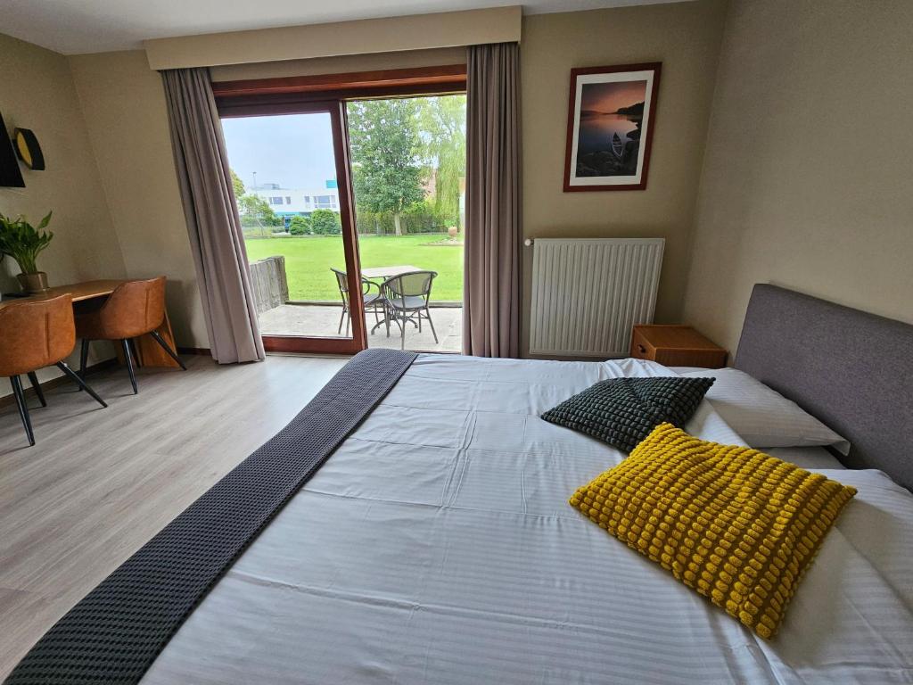 Postel nebo postele na pokoji v ubytování Hotel Westendia and Free Parking Top Breakfast