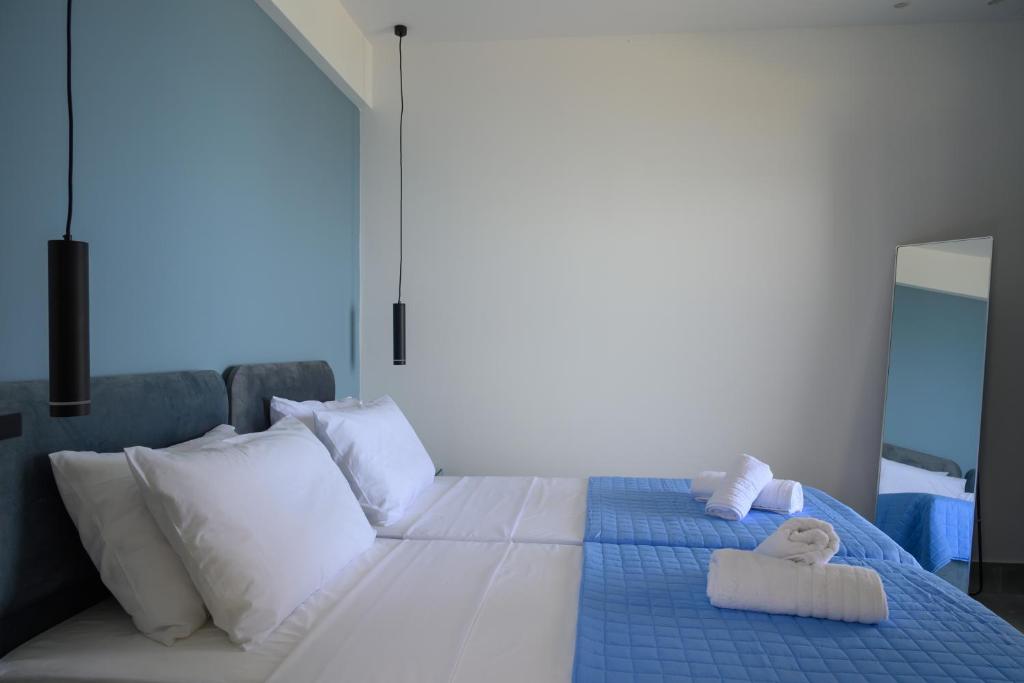 Кровать или кровати в номере Almyriki Villas