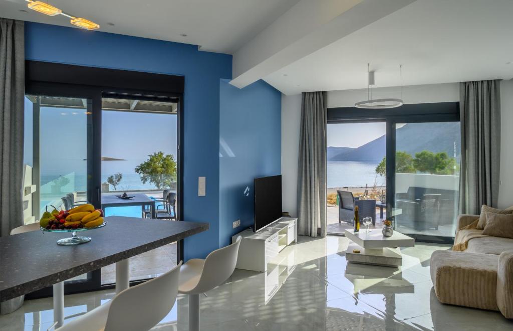 Гостиная зона в Almyriki Villas