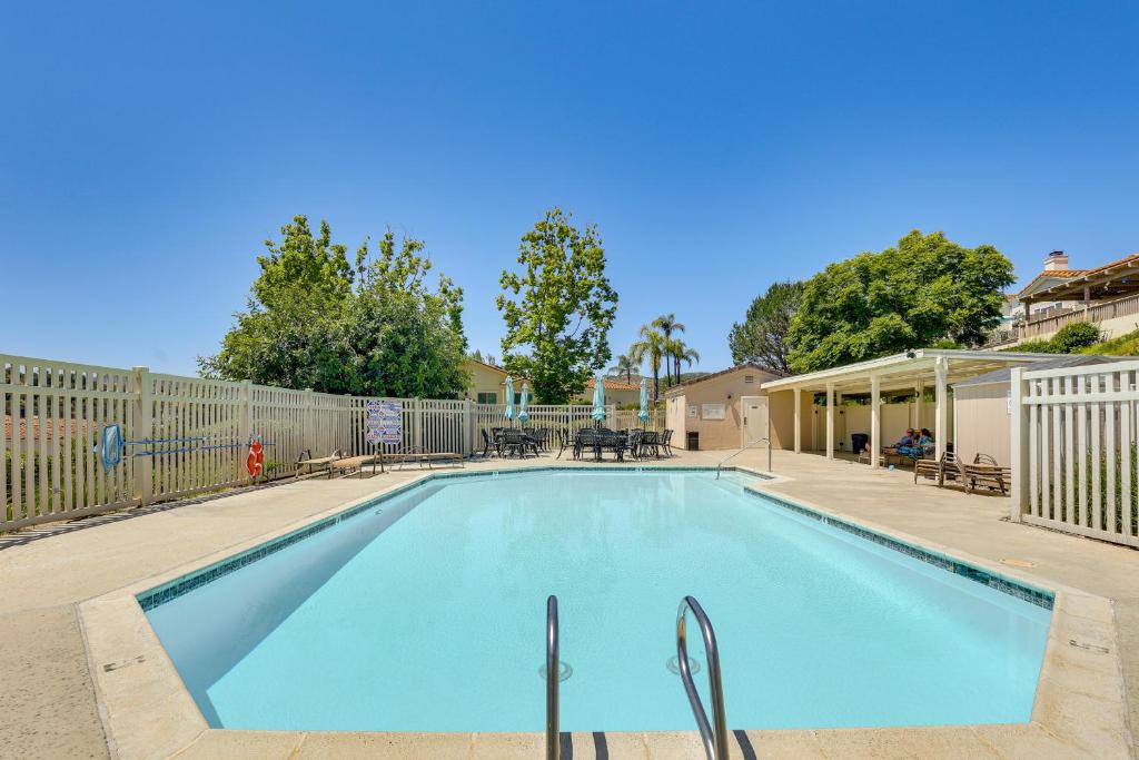 Πισίνα στο ή κοντά στο Escondido Townhome with Gas Grill and Golf Acess!