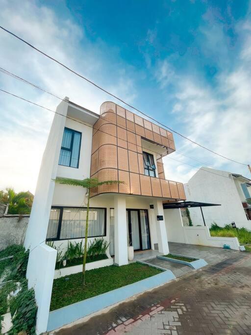 un grande edificio con un mattone di Villa Kamar Tamu Maleha a Gandok