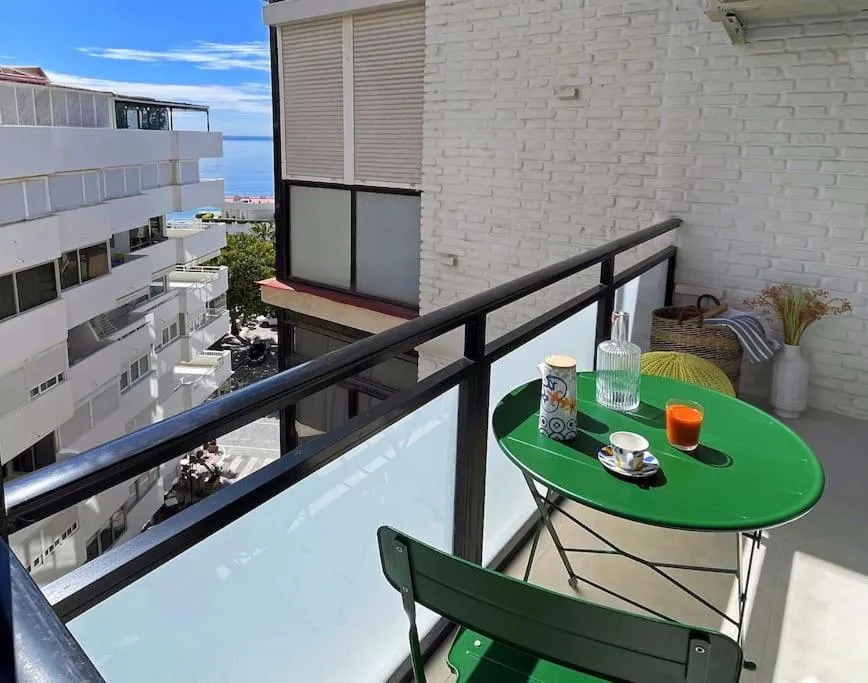 Stylish Modern Apt Unbeatable Location