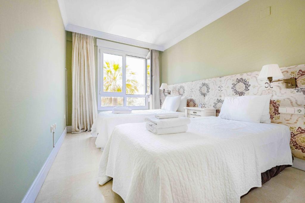 A bed or beds in a room at BEACHFRONT GOLDEN MILE PUENTO ROMANO SEA VIEW WIFI