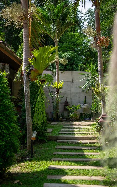 丽贝岛好心情度假村的有棕榈树和石头小路的花园