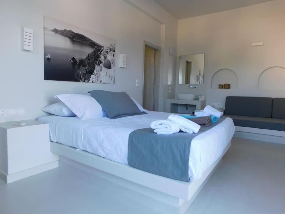 Letto o letti in una camera di Perissa BeachFront Rooms