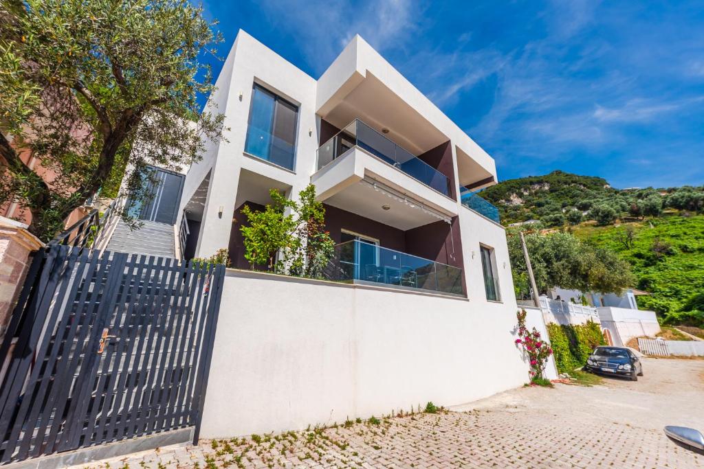 a white house with a fence at Casa Mare in Vlorë