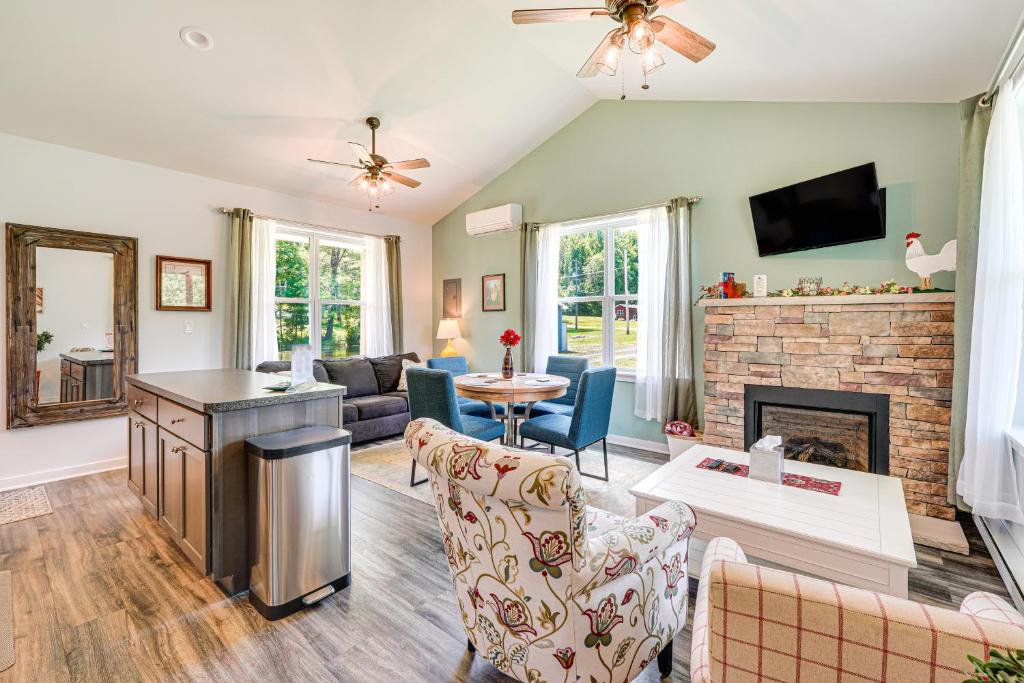 ein Wohnzimmer mit Couch und Kamin in der Unterkunft Close to Slopes Lakeside Cottage in Pocono Mtns in Brodheadsville