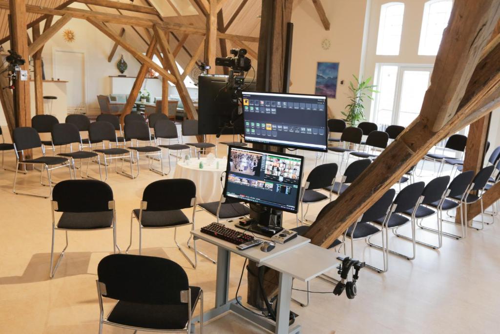 TV a/nebo společenská místnost v ubytování AvalonBnB