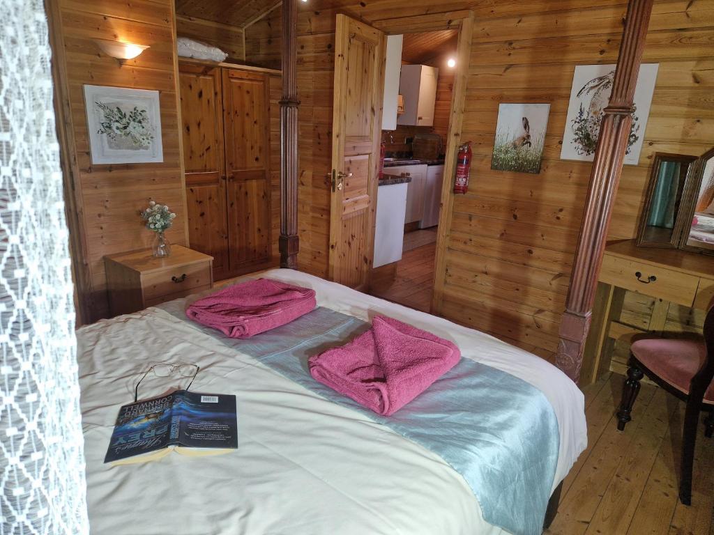 Postel nebo postele na pokoji v ubytování Polgwedhen Lodge
