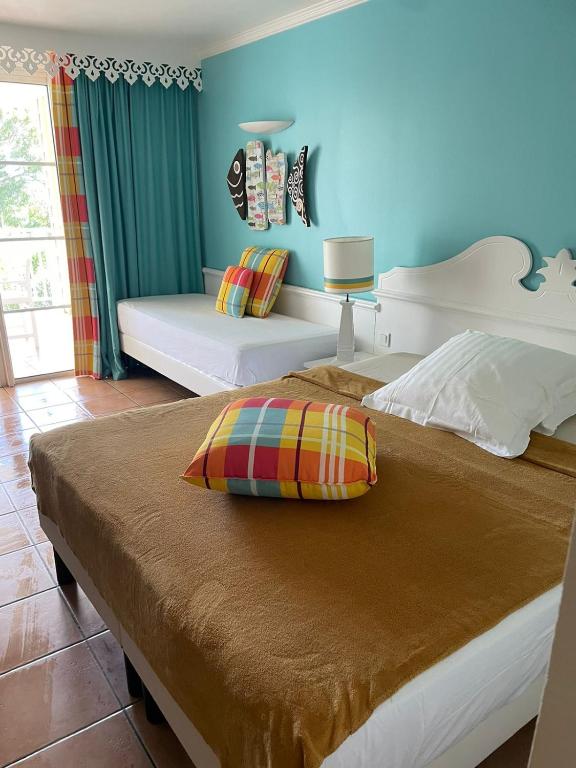 Postel nebo postele na pokoji v ubytování News CleEnMain-Studio Babzou plus cadeau - Vue mer-Piscine-Jacuzzi-Plage-Bar