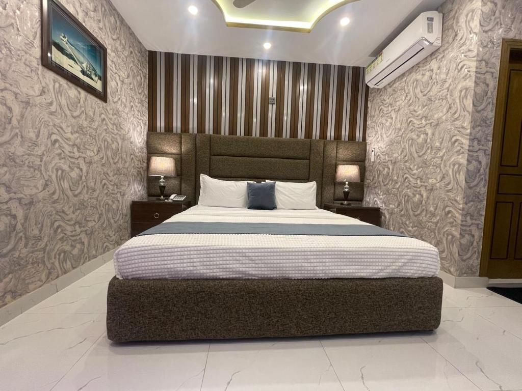 Postel nebo postele na pokoji v ubytování Hotel Croydon Int