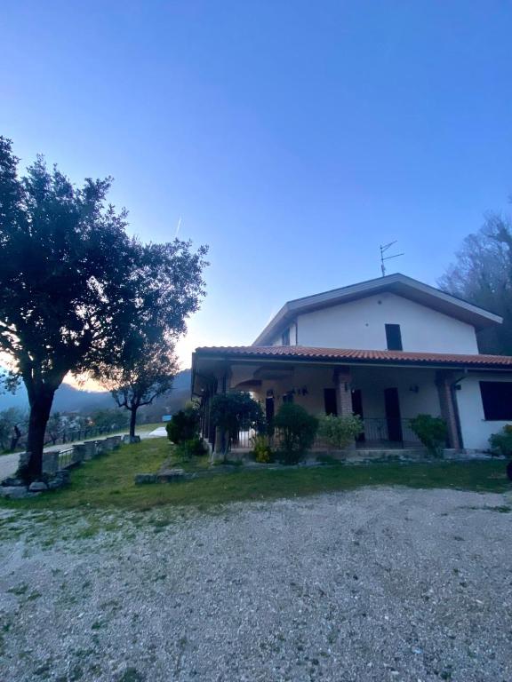 a house with a tree in front of it at La Locanda del Brigante in Farindola