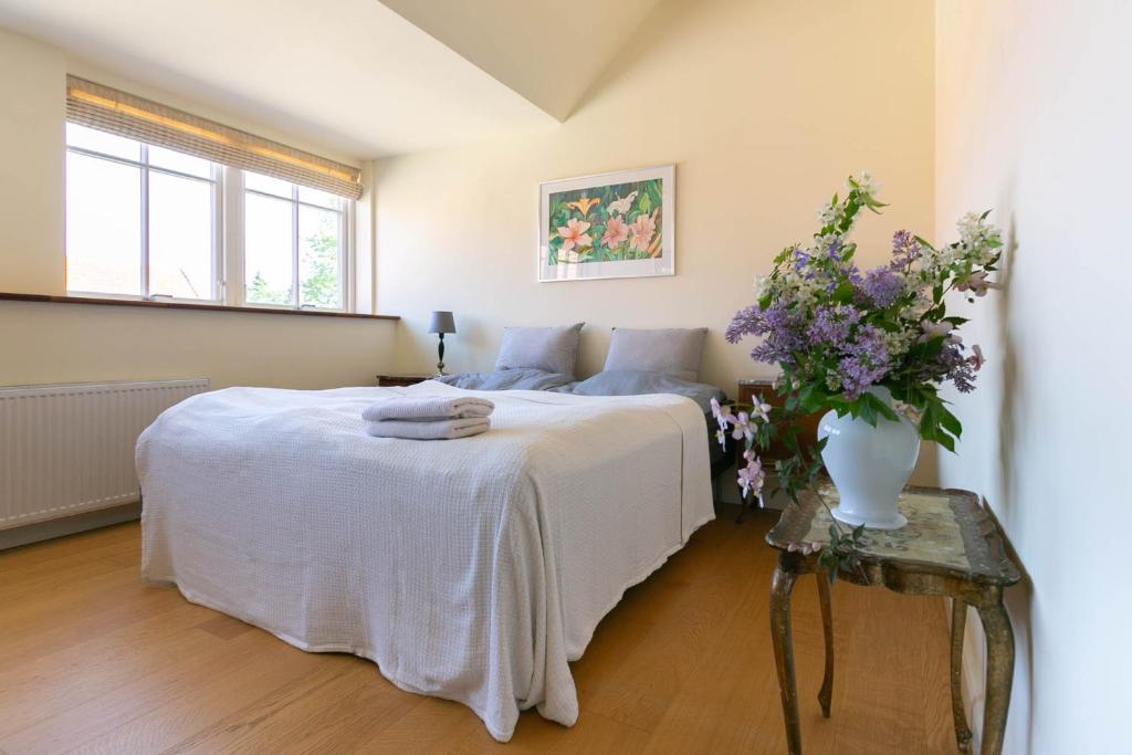 Postel nebo postele na pokoji v ubytování AvalonBnB
