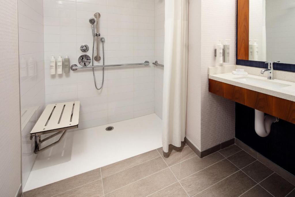 Ein Badezimmer in der Unterkunft Hampton Inn by Hilton New York Times Square