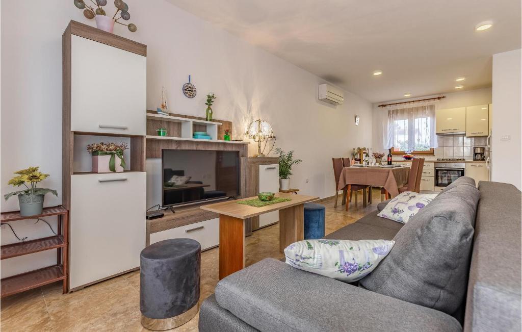 Kuchyňa alebo kuchynka v ubytovaní 2 Bedroom Beautiful Apartment In Pula