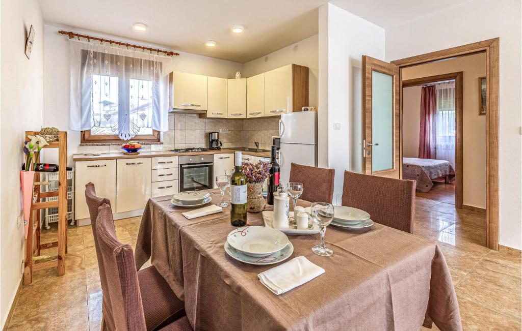 Kuchyňa alebo kuchynka v ubytovaní 2 Bedroom Beautiful Apartment In Pula