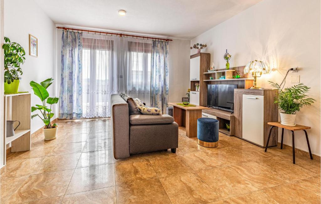Kuchyňa alebo kuchynka v ubytovaní 2 Bedroom Beautiful Apartment In Pula