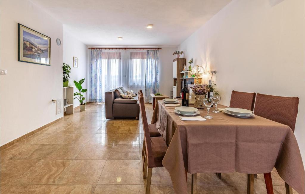 Posedenie v ubytovaní 2 Bedroom Beautiful Apartment In Pula