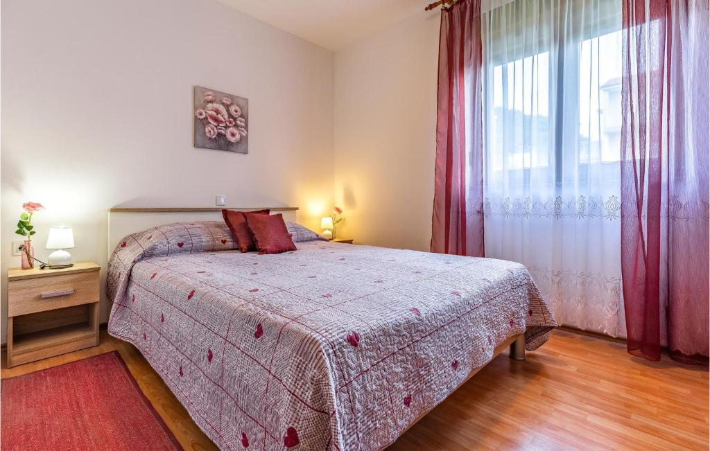Posteľ alebo postele v izbe v ubytovaní 2 Bedroom Beautiful Apartment In Pula