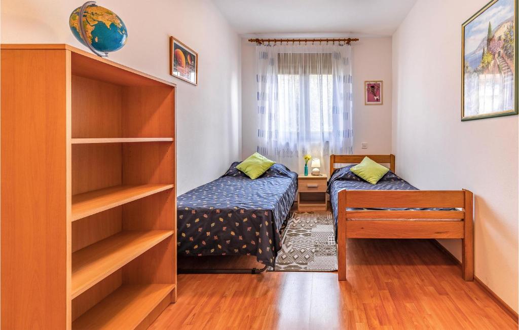 Posteľ alebo postele v izbe v ubytovaní 2 Bedroom Beautiful Apartment In Pula