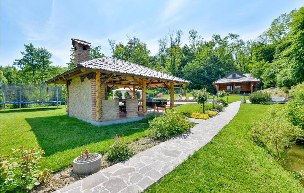 Vonkajšia záhrada v ubytovaní Beautiful Home In Kelemen With Sauna