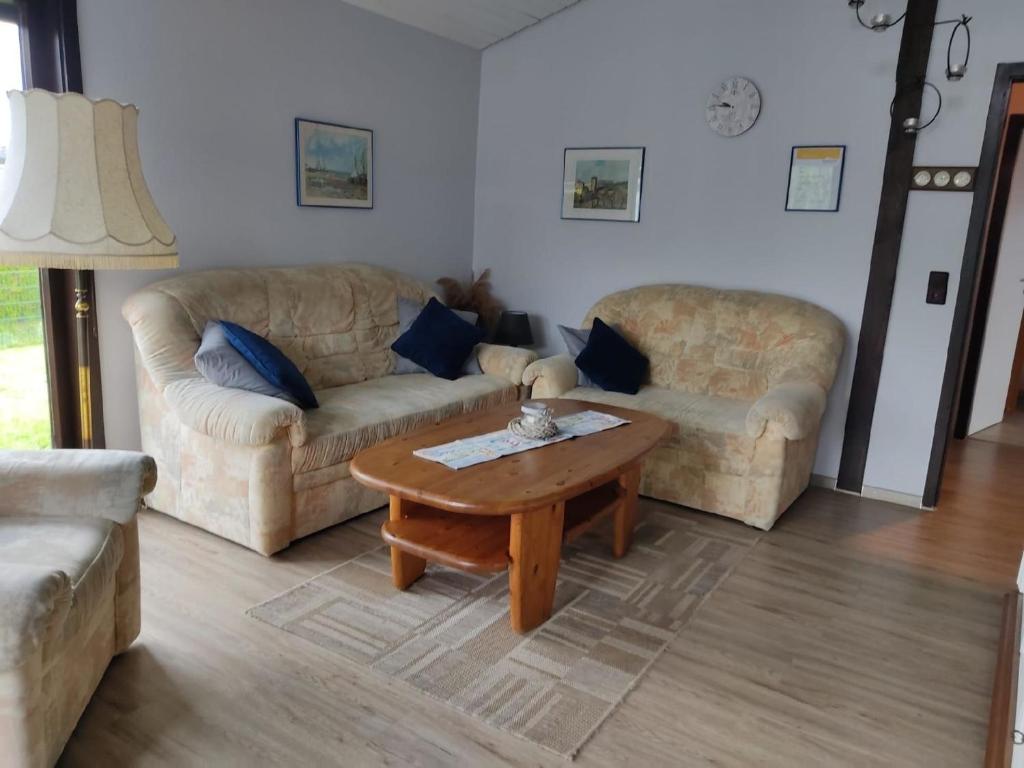 Posezení v ubytování Schönes Familien und Hunde-freundliches Ferienhaus in Strandnähe, sehr ruhige zentrale Lage