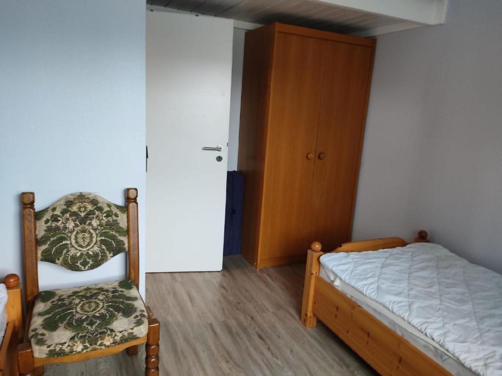 Postel nebo postele na pokoji v ubytování Schönes Familien und Hunde-freundliches Ferienhaus in Strandnähe, sehr ruhige zentrale Lage