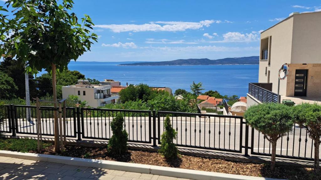 Fotografia z galérie ubytovania Apartment in Brela with sea view, terrace, WiFi, washing machine 4947-2 v destinácii Brela