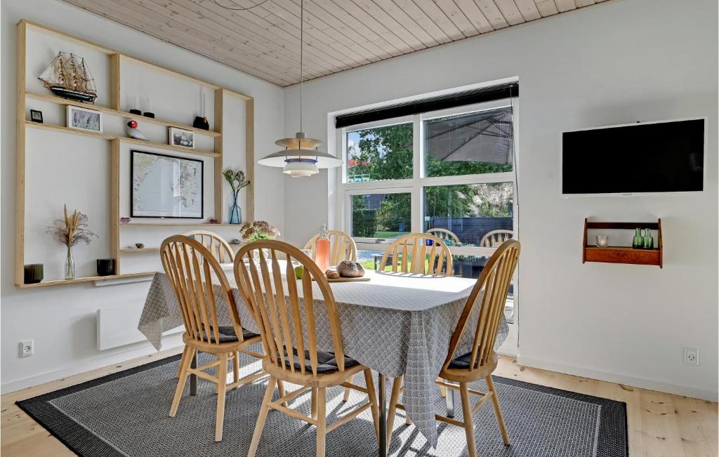 TV a/nebo společenská místnost v ubytování Holiday Home Ebeltoft With Fireplace Xi