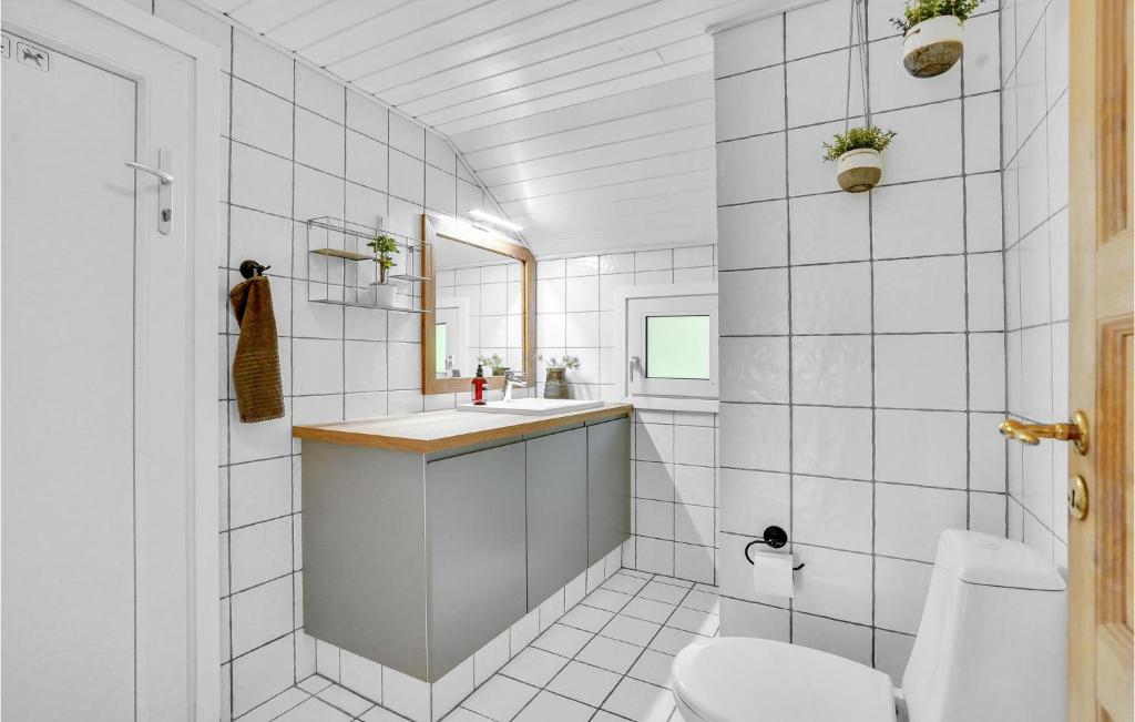 Koupelna v ubytování Gorgeous Home In Oksbøl With Sauna