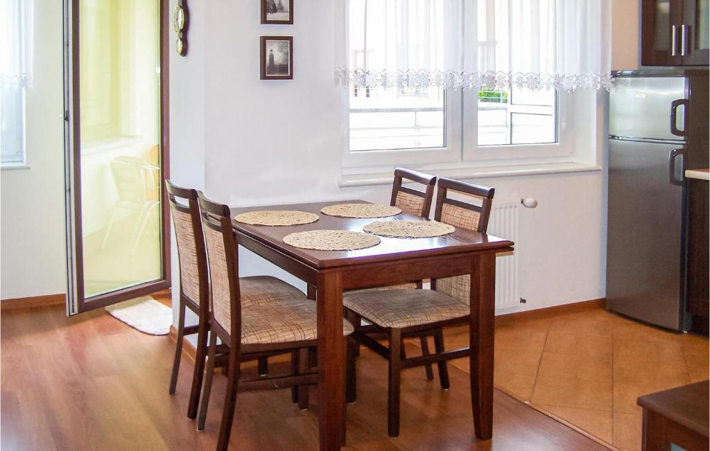 Kuchyňa alebo kuchynka v ubytovaní 1 Bedroom Nice Apartment In Kolobrzeg